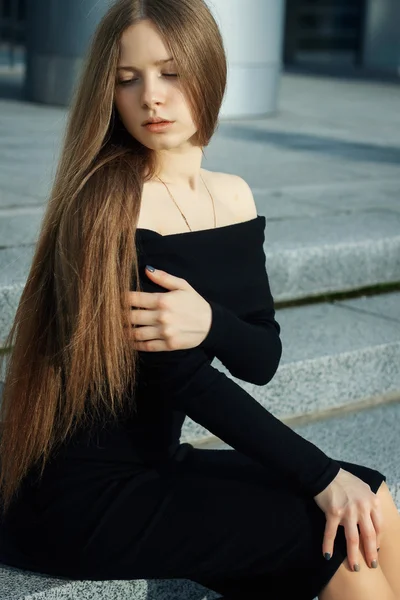 Портрет молодой девушки на улице — стоковое фото