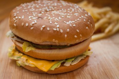 Fast food büyük hamburger ve patates kızartması ahşap arka plan ayarla