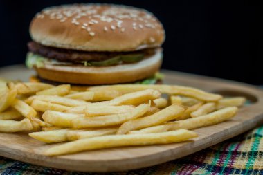 Fast food büyük hamburger ve patates kızartması ahşap arka plan ayarla