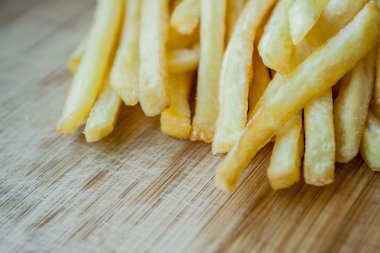 Fast food büyük hamburger ve patates kızartması ahşap arka plan ayarla