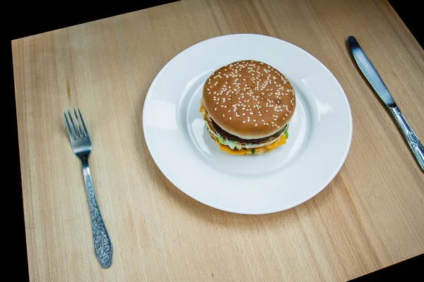 Fast food büyük hamburger ve patates kızartması ahşap arka plan ayarla