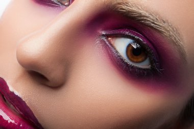 yakın çekim yaratıcı moda sanat ile güzel bir kadın yüz makyaj