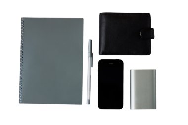 Beyaz tablo nesnelerde (telefon, cüzdan, defter, kalem, taşınabilir şarj)