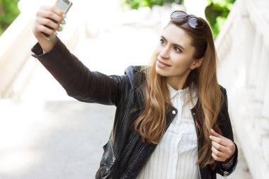 güzel kız selfie telefon sokakta yapıyor