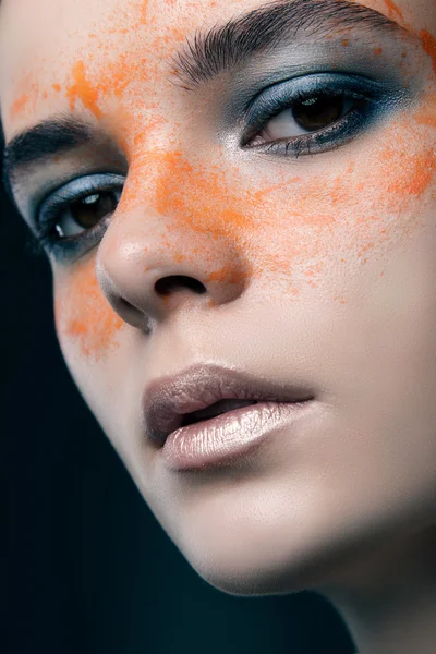 Ομορφιά πορτρέτο του μια όμορφη κοπέλα με πορτοκαλί μάτι σταγόνες. fashi — Φωτογραφία Αρχείου