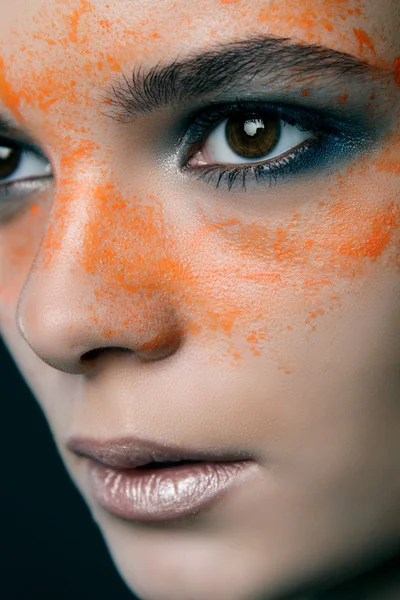Mädchen mit orangen Augentropfen. Schönheitsmode — Stockfoto