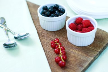 çilek ve berry püresi üzerinde beyaz bir kase süzme peynir bir