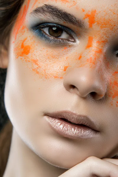 Close-up mode portret op een grijze achtergrond. kunst make-up — Stockfoto