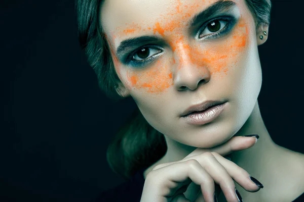 Detailní portrét krásné dívky s barvou na tváři. ar — Stock fotografie