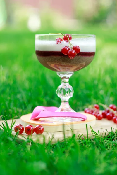 Milkshake sur un beau stand avec des fruits. un cocktail rafraîchissant — Photo