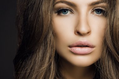 Uzun düz saçlı manken. Moda model s poz