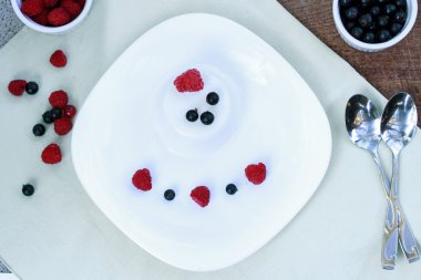 Beyaz kasede ahududulu dondurma.