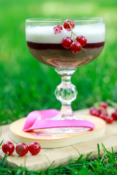 Milkshake sur un beau stand avec des fruits. un cocktail rafraîchissant — Photo