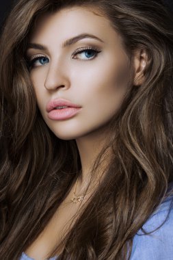seksi ve güzel bir kız bir profesyonel ile büyük bir portresi