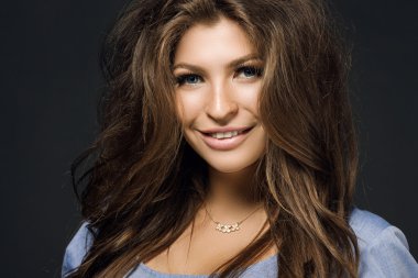 akan saçlı güzel bir kadının portresi. O w gülümsüyor