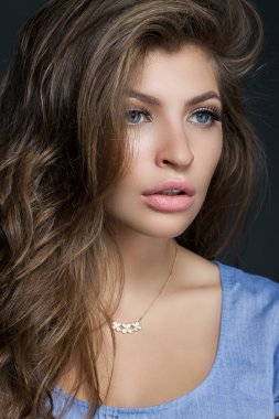 seksi ve güzel bir kız bir profesyonel ile büyük bir portresi