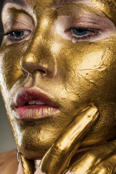 Zblízka portrét ženy se žlutou barvou na obličeji — Stock fotografie