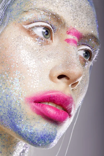 Tvůrčí make-up na ženský obličej. růžové rty. modrá barva na jeho — Stock fotografie