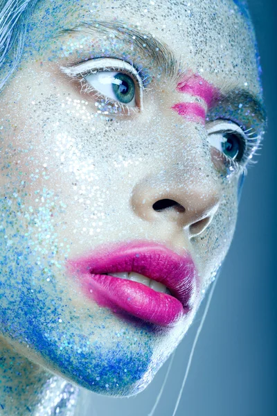 Maquillaje creativo en la cara de una mujer. labios rosados. pintura azul en su —  Fotos de Stock