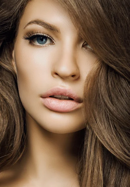 Hermosa chica con el pelo largo. mujer con ojos azules. professiona Imagen de archivo