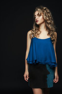 Siyah dackground bir hediye ile lüks sarışın Moda fotoğraf