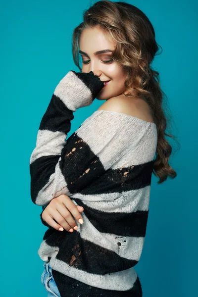 Retrato de bela alegre sorridente jovem, no fundo azul — Fotografia de Stock