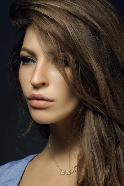 Menina com cabelo bonito. penteado elegante. mulher em um bac cinza — Fotografia de Stock