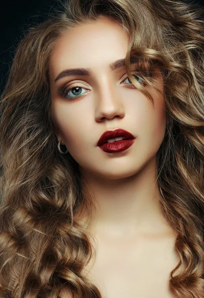 Close-up portrait of a beautiful girl with blue eyes on a black background — Stock Photo, Image