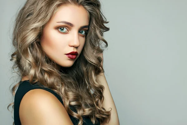 Zarif saç modeli ile güzel şehvetli kadın portresi. Mükemmel makyaj. Sarışın kız. Moda fotoğraf. Takı ve elbise