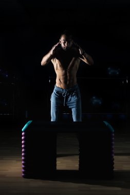 Atlet egzersiz verdi. Kutunun üzerinde atlama. Faz gol.