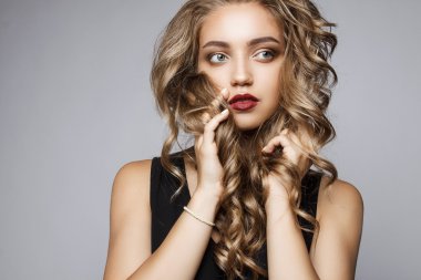 Yakın portre profesyonel makyaj ile güzel bir kızın bir