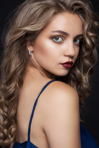 Mavi elbiseli güzel genç sarışın kız portresi. Moda p