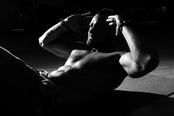 Modelo de fitness ejercitando sentadillas y abdominales. Muscular bui bien —  Fotos de Stock