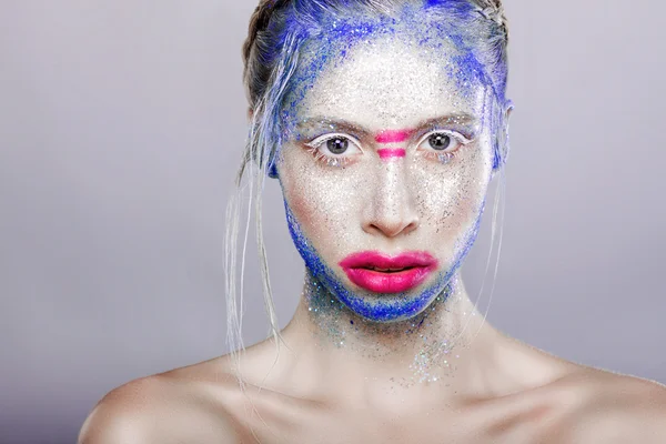 Ζωηρό πορτρέτο ενός κοριτσιού με μια ασυνήθιστη μπλε μακιγιάζ — Φωτογραφία Αρχείου