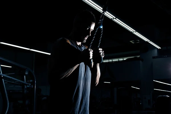 Muscular joven culturista haciendo ejercicio de peso pesado para T — Foto de Stock