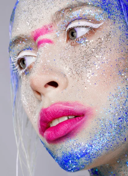 Δημιουργική make-up ξανθιά κοπέλα σε ένα γκρίζο φόντο. Μπλε σταγόνες και — Φωτογραφία Αρχείου