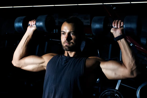 Un hombre caucásico ejercicio de entrenamiento con pesas ejercicio físico en — Foto de Stock