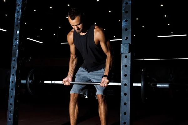 Levantador de pesas levantando pesas en el gimnasio. Ejercicio de elevación mortal — Foto de Stock