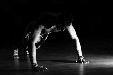 Burpees spor salonunda vücut geliştirme sırasında yapma adam.