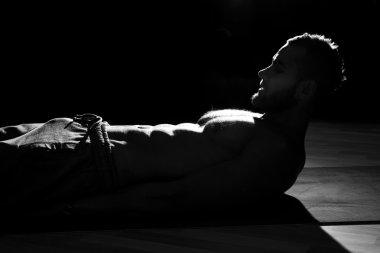 yakışıklı adam karın kasları spor salonunda egzersiz