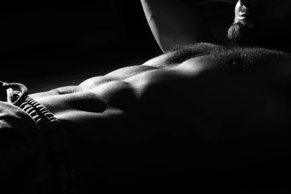 Spor salonunda çıplak bir gövde ile genç spor adamı