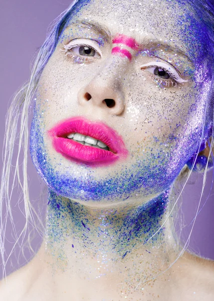Γυναίκα, πρόσωπο με δημιουργικό μακιγιάζ close-up. Νεαρή γυναίκα με ροζ — Φωτογραφία Αρχείου