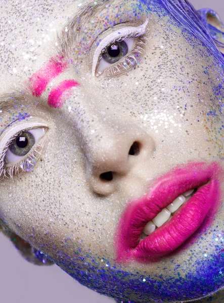 Wakacje twarz Make-up.Beautiful kobieta z różowe usta i niebieski; p — Zdjęcie stockowe