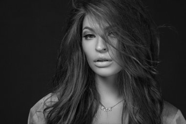 hacimli saçlı güzel bir kızın portresi yakın ve