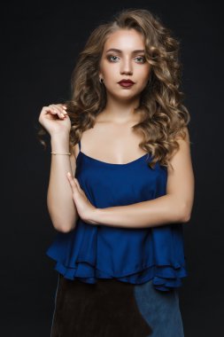 Model kameraya bakıyor ve dik duruyor. Güzel c