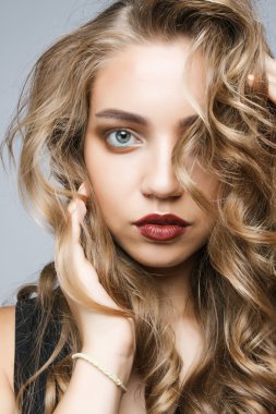 Yakın büyük dudaklar ve yeşil ile güzel seksi kız portresi 