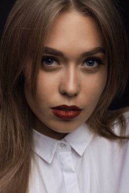 siyah bir zemin üzerine kırmızı dudaklar ile güzel kadın.