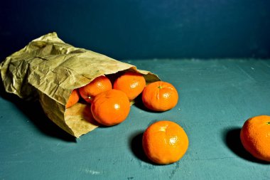 dokulu arka planda mandalina meyvesi