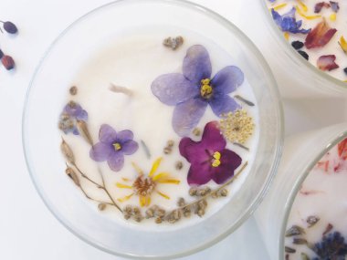 El yapımı soya mumları, bitkiler ve kristallerle.