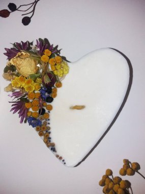 El yapımı soya mumları, bitkiler ve kristallerle.